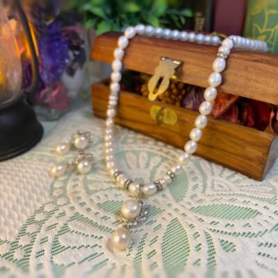 Laurel Whisper Pearl Necklace