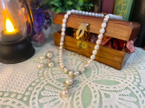 Laurel Whisper Pearl Necklace