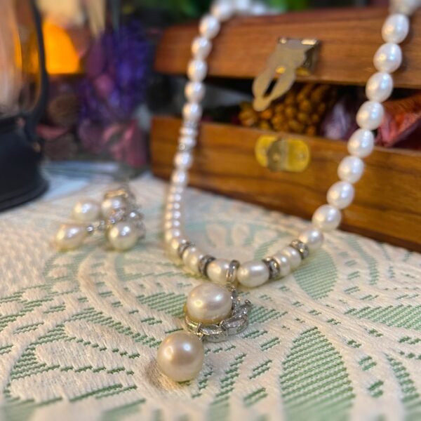 Laurel Whisper Pearl Necklace