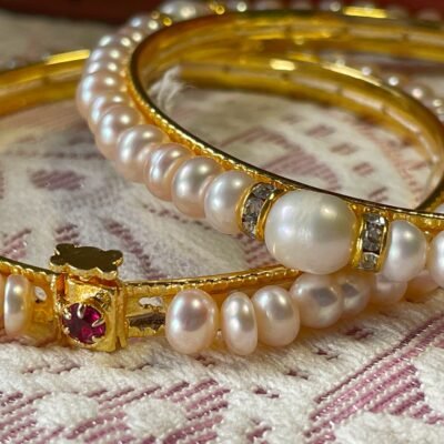 Snowy Elegance Pearl Bracelet