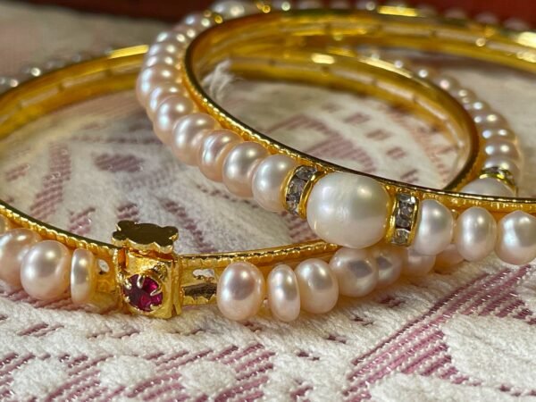 Snowy Elegance Pearl Bracelet