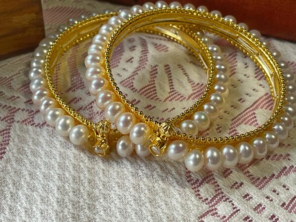 Snowy Elegance Pearl Bracelet